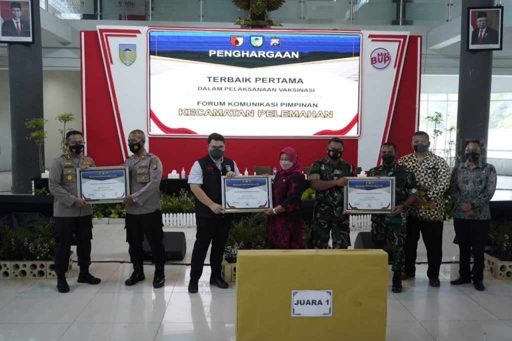 Bupati Kediri Serahkan Reward Bagi Kecamatan Tercepat Vaksinasi Covid