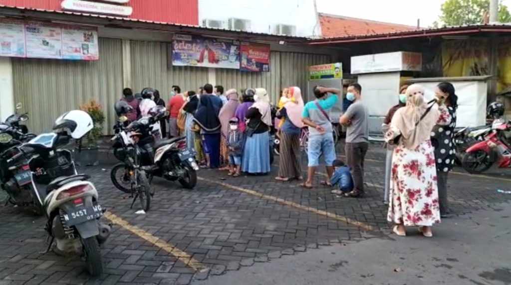 Warga Kota Pasuruan Antre Beli Minyak Goreng