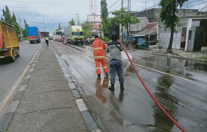 Limbah Mie Instan Tumpah di Jalan Nasional Lamongan, Licin dan Ancam Pengguna Jalan
