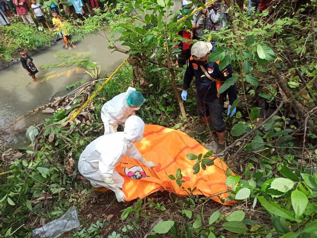 Mayat Pria Tanpa Identitas Membusuk di Sungai Bajangan Pasuruan