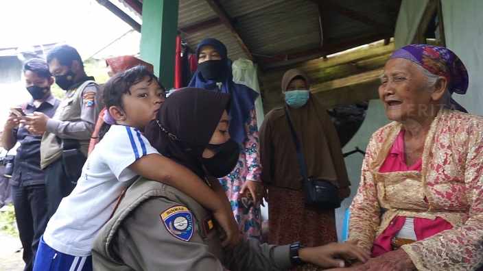 Tim Srikandi Polres Malang Beri Trauma Healing ke Korban Banjir