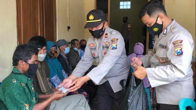 Polres Ngawi Bagikan Minyak Goreng Pada Peserta Vaksin