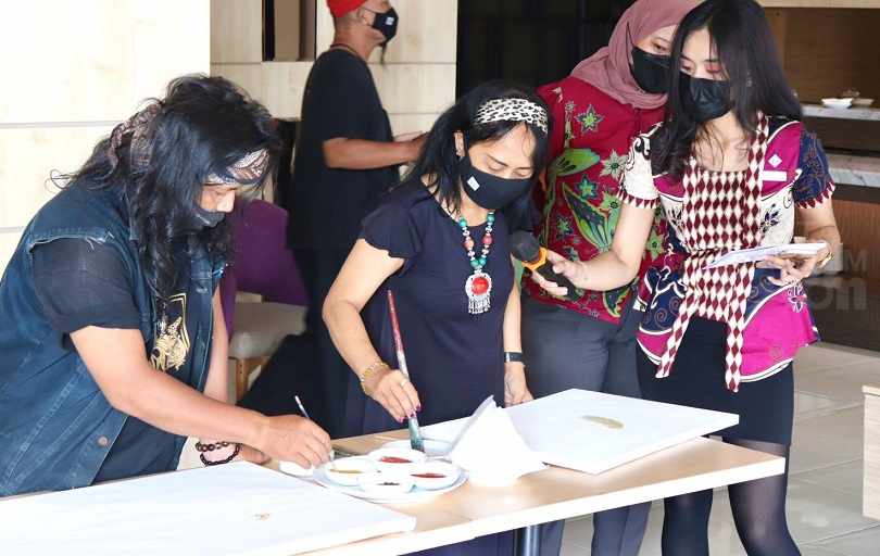 Bikin Takjub! 20 Lukisan Seniman Surabaya Ini dari Bahan Makanan