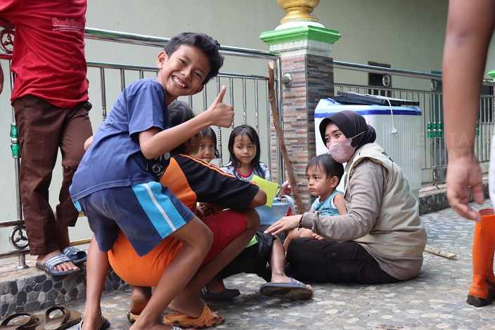 Srikandi Polres Malang Beri Trauma Healing Anak Terdampak Banjir