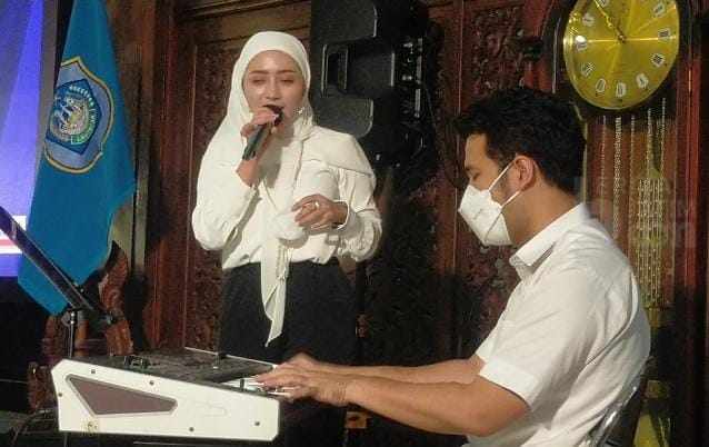 Wagub Emil Duet dengan Kades Cantik di Lamongan, Nyanyi ‘Kartonyono Medot Janji’