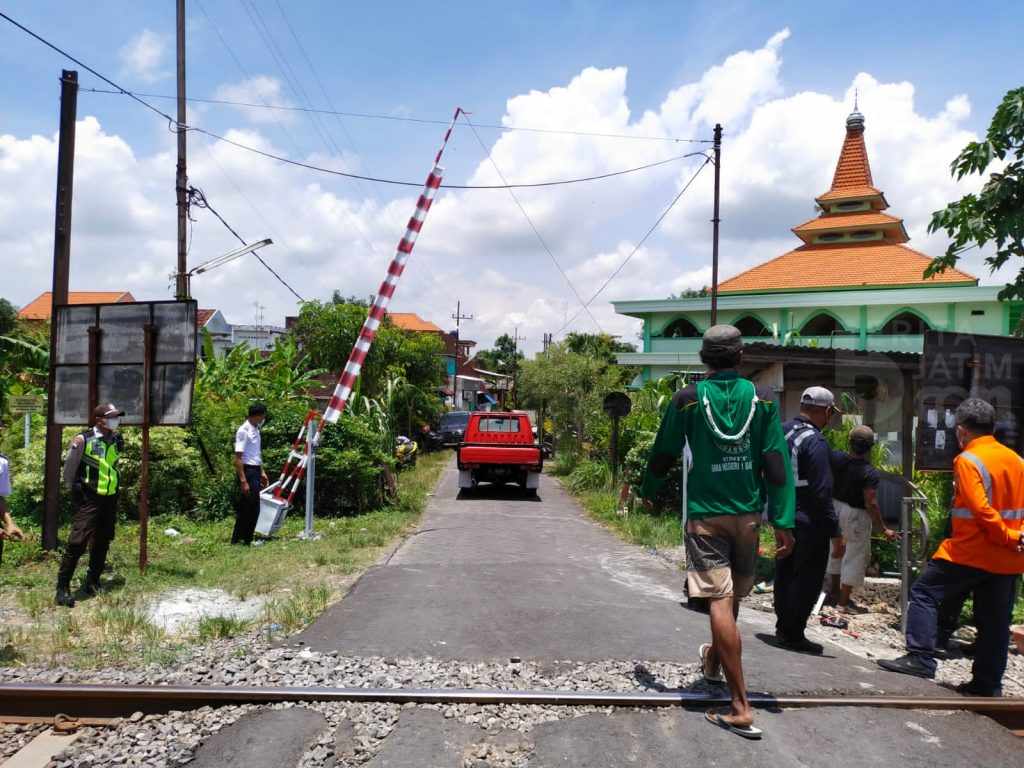 Warga Lamongan Ini Patungan Buat Katrol Palang Pintu KA dari Velg Roda Bekas
