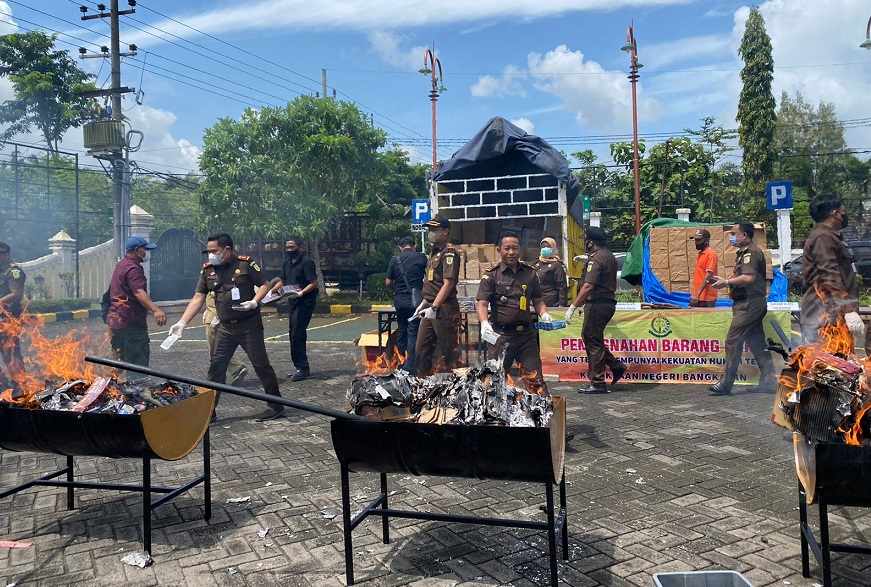 Kejari Bangkalan Musnahkan 1,3 Juta Batang Rokok Ilegal, Pistol dan Sabu