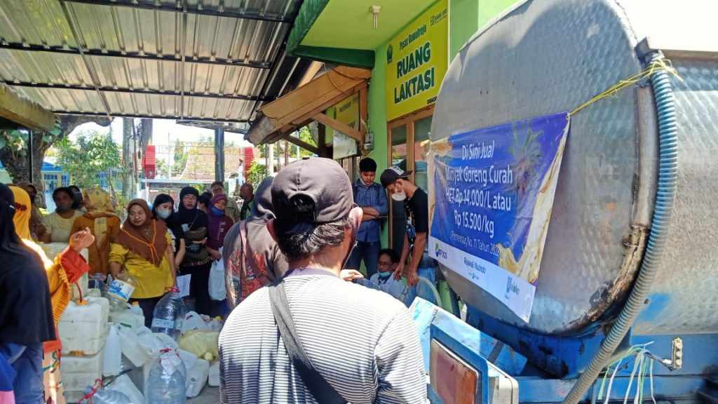 Pengiriman Minyak Goreng Curah di Malang Diserbu Pedagang Pasar