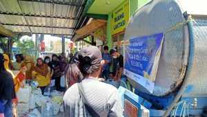 Pengiriman Minyak Goreng Curah di Malang Diserbu Pedagang Pasar