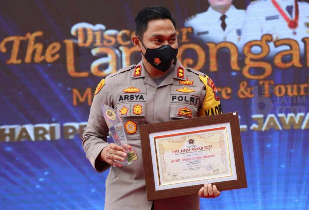 Pilkades Zero Insiden, Kapolres Probolinggo Raih Penghargaan Tokoh Rastra Sewakkotama