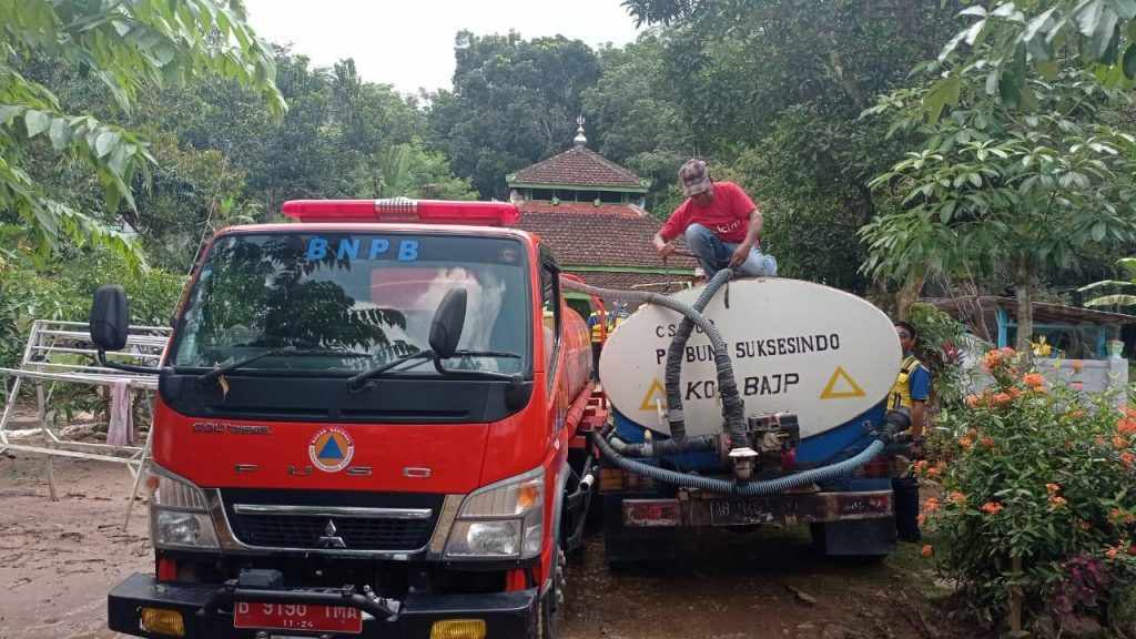 Bumi Suksesindo Salurkan Air Bersih Untuk Korban Banjir