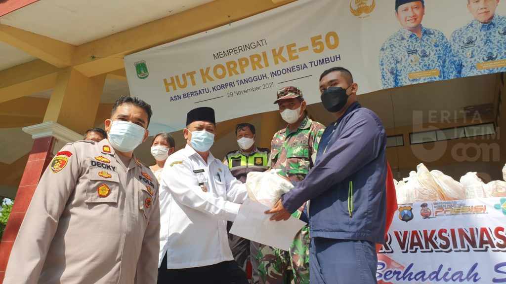 Polsek Prigen Pasuruan Laksanakan Vaksinasi Berhadiah Sembako Berisi Minyak Goreng