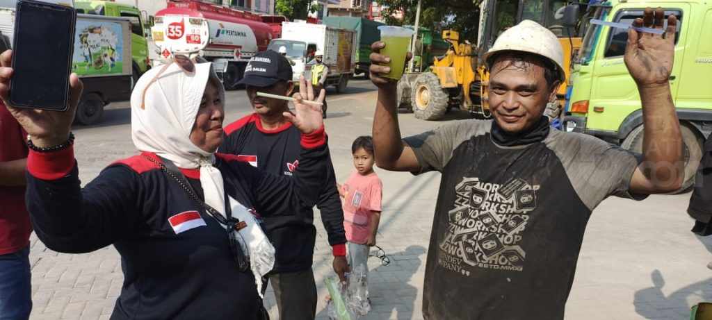 Di Tengah Kemacetan, PDIP Lamongan Bagikan Air Mineral dan Es Tebu