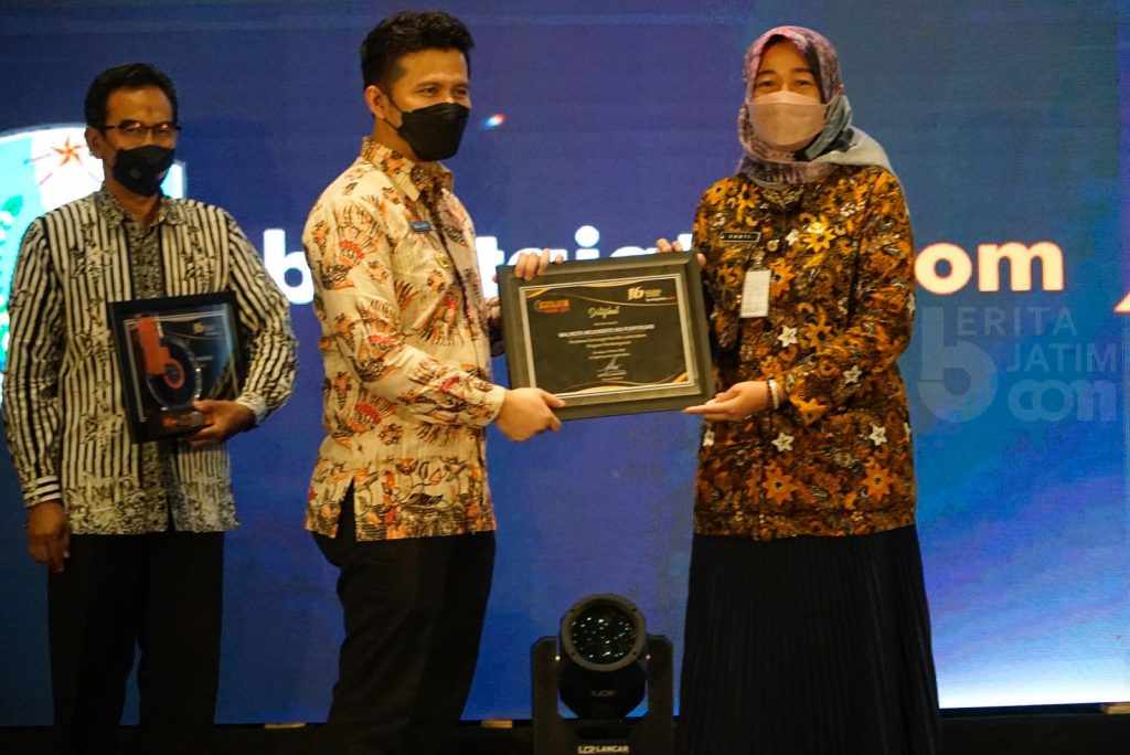 Wali Kota Mojokerto Terima Penghargaan Khusus dari Beritajatim.com