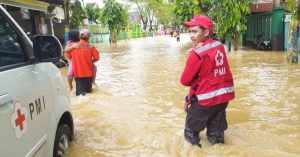 Personel Gabungan Evakuasi Warga Terdampak Banjir Pamekasan