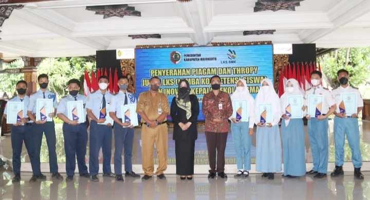 Bupati Mojokerto Serahkan Penghargaan Juara LKS SMK dan Inovasi Kepala SMA