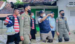 Bupati Pamekasan Terobos Banjir Pastikan Warga Aman