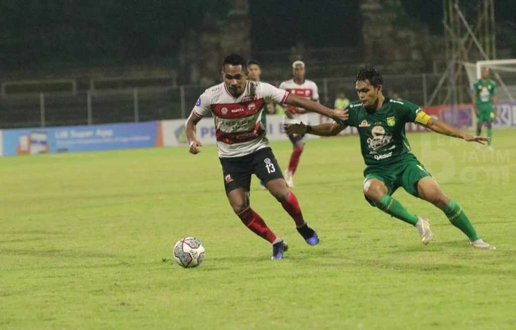 Laga Derby Suramadu antara Madura United vs Persebaya, pada lanjutan Liga 1 di Stadion I Gusti Ngurah Rai Denpasar, Bali