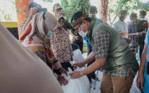 Bupati Pamekasan Bantu Warga Terdampak Banjir