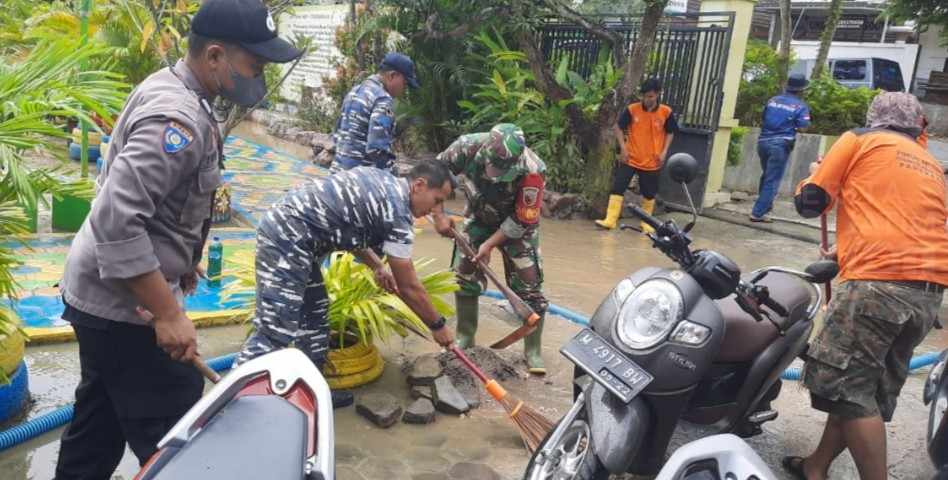 TNI AL Bantu Warga Bersihkan Lumpur Sisa Banjir di Pamekasan
