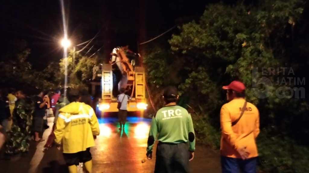 Terjunkan Alat Berat, Petugas Bersihkan Longsoran Tebing di Pacet Mojokerto