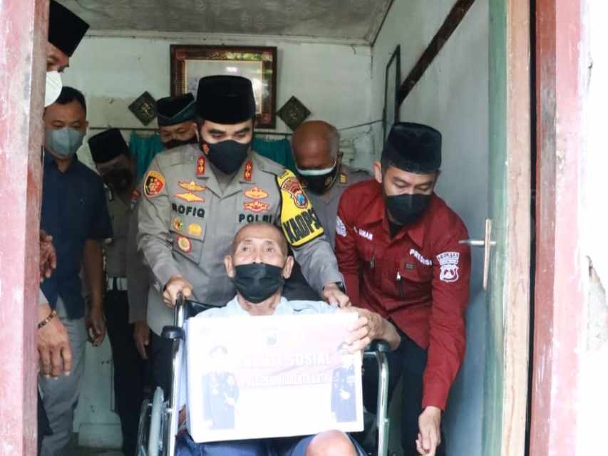 Karmaen Sakit Menahun, Kapolresta Mojokerto Beri Bantuan Kursi Roda