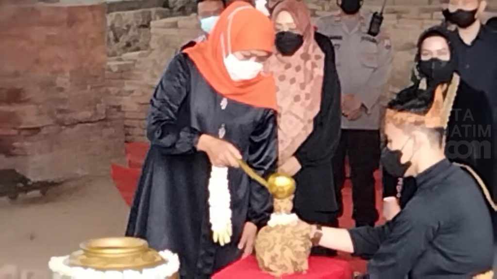 Gubernur Khofifah Lakukan Prosesi Pengambilan Tanah dan Air di Bumi Majapahit Mojokerto