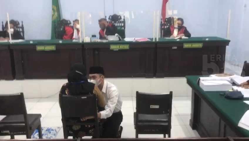 Minta Maaf dan Menangis, Pecatan Polisi Bersimpuh di Kaki Ibu Mendiang Novia Widyasari