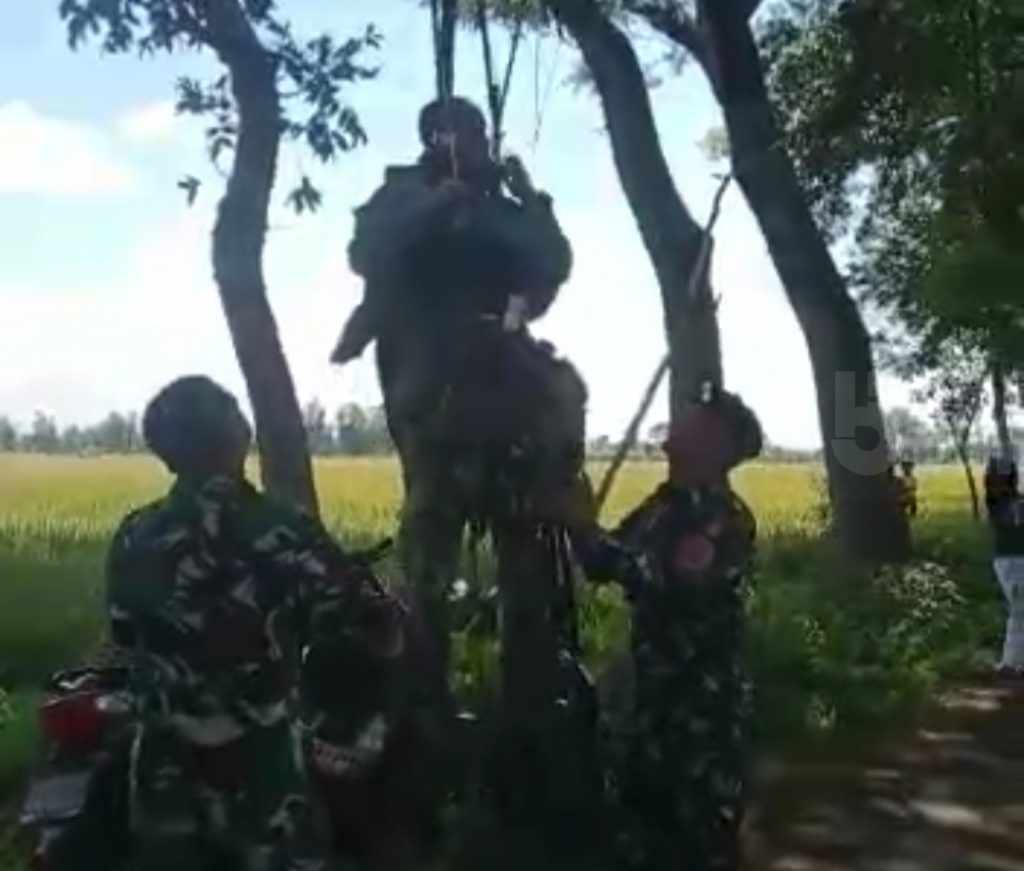 Parasut Tak Mengembang, Anggota TNI Jatuh Tersangkut Pohon