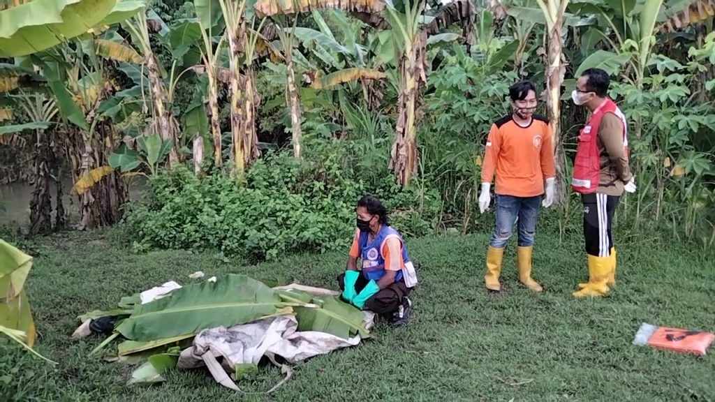 Mayat Membusuk Penuh Belatung Ditemukan Mengambang di Sungai Marmoyo Mojokerto