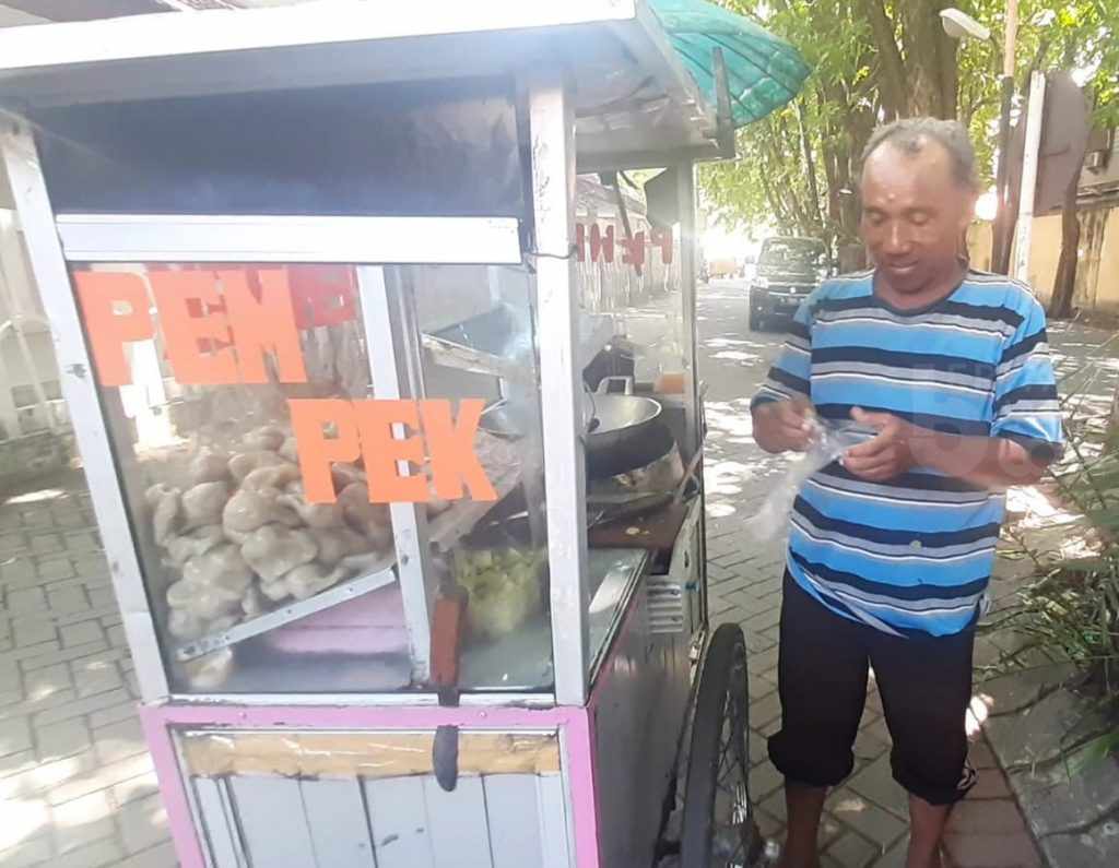 Harga Minyak Goreng Naik, Pedagang Empek-Empek Keliling Mengeluh