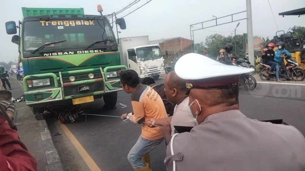 Kecelakaan di By Pass Mojokerto, Tubuh Pemuda Asal Jombang Masuk Kolong Truk Gandeng
