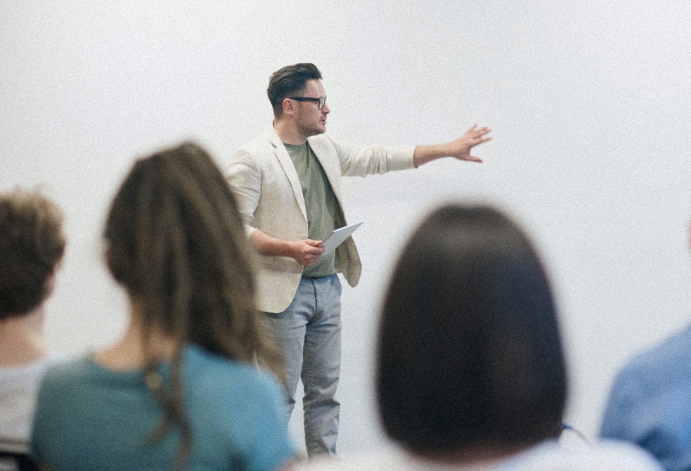 Ilustrasi seseorang yang sedang melakukan public speaking di saat presentasi (Foto: fauxels, Pexels)