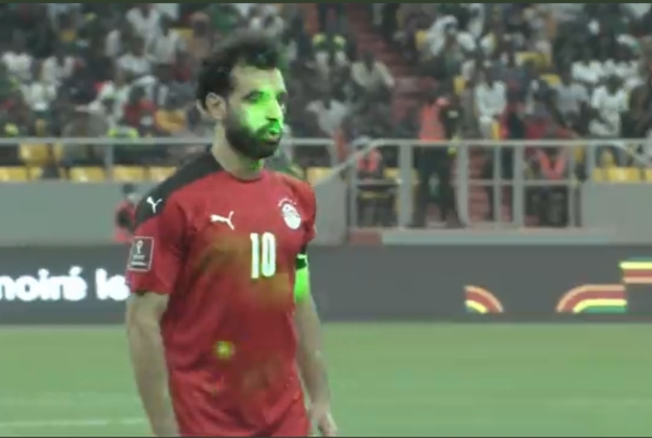 Mohamed Salah Jadi Sasaran Laser Penggemar Senegal, Mesir Gagal ke Piala Dunia 2022 Mohammed Salah terkena sorotan laser dari para penggemar Timnas Senegal (Tangkapan Layar Twitter @365scores)