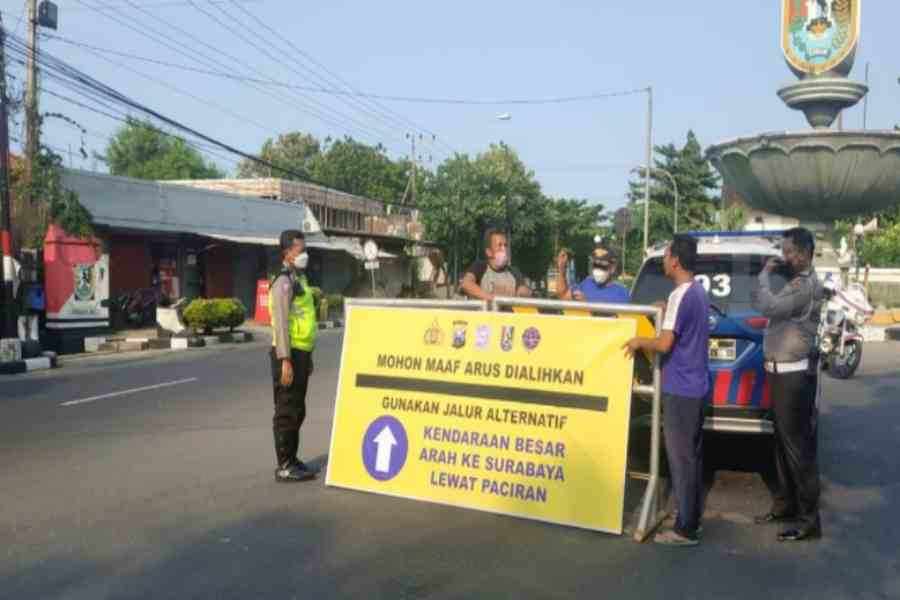 Jembatan Ngaglik Lamongan Ambles, Polres Tuban Bantu Pengalihan Arus