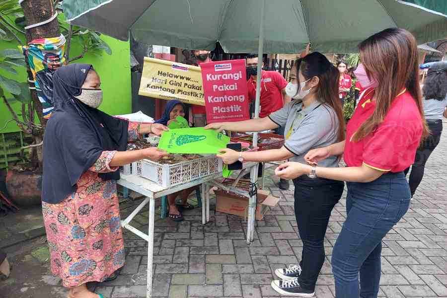 Dukung Perwali Surabaya Bebas Kantong Plastik, Alfamart Bagikan 300 Eco Bag