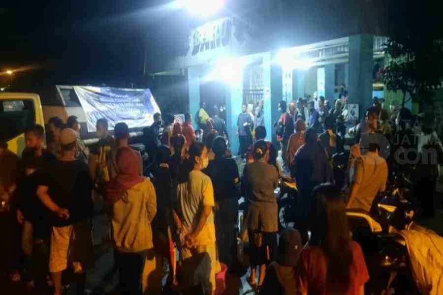 Sambil Gendong Balita, Ibu-ibu di Tuban Antre 5 Jam Demi Minyak Goreng