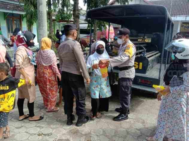 Polsek Takeran Magetan Bagikan Minyak Goreng Pada Peserta Vaksinasi