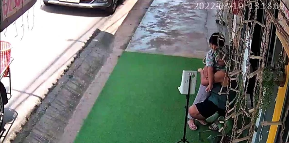 Bikin Mewek, Ayah Rela Tunggu di Luar Resto Demi Anak Rayakan Ultah dengan Makanan Enak