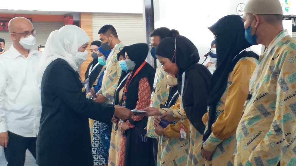 Gubernur Jatim Lepas Pemberangkatan Perdana Ibadah Umroh dari Bandara Juanda Sidoarjo