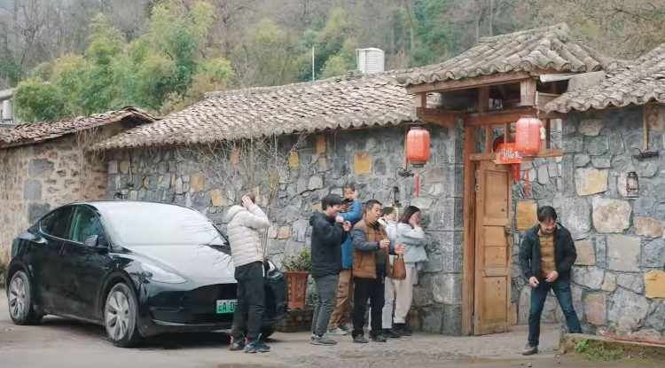 Kampung Kaya, Mobil Listrik Tesla Jadi Mobil Pribadi Penduduk Desa Ini