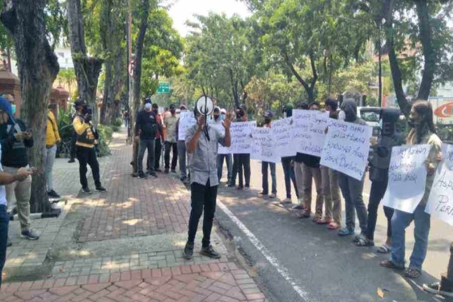 Diduga Ada Kejanggalan Dalam Kasus KDRT The Irsan, Front Anti Kekerasan Demo PN Surabaya