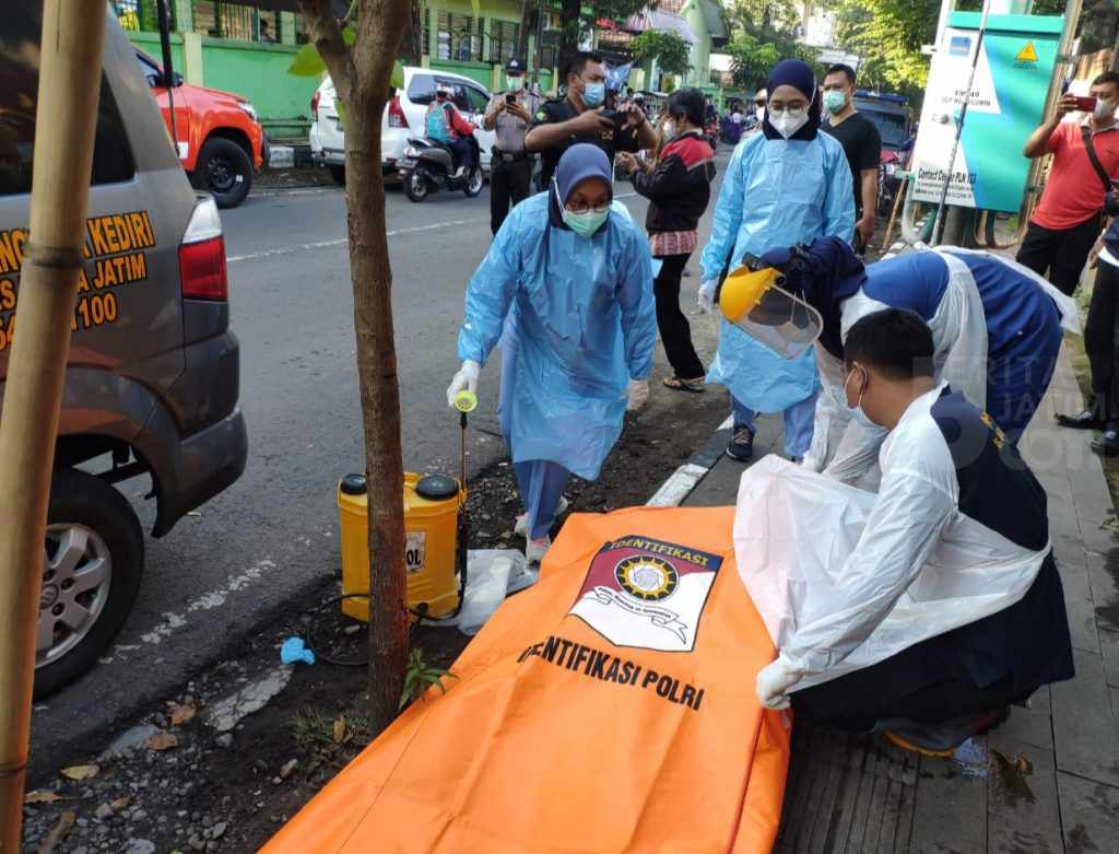 Bujangan Tua Kediri Meninggal di Trotoar dengan Mulut Berbusa