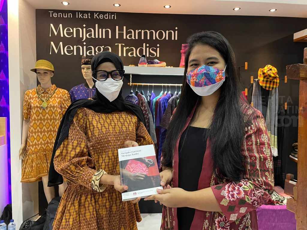 Dari Istri Menteri Hingga Anak Presiden Kunjungi Stan Kota Kediri di INACRAFT 2022, Kagumi Tenun Ikat Kediri