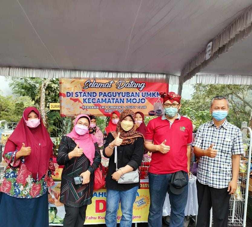 Stand Pameran Tim UMKM Mojo Paling Nyentrik di Festival The Scret Tea Flower Rosela