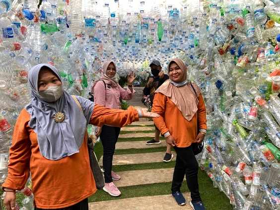 Pengunjung Kafe di Wonosalam Jombang Diedukasi Soal Bahaya Plastik