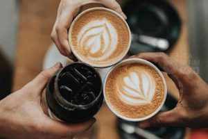 Ilustrasi kopi yang dipercaya dapat menyebabkan sulit tidur. (Nathan Dumlao, unsplash)