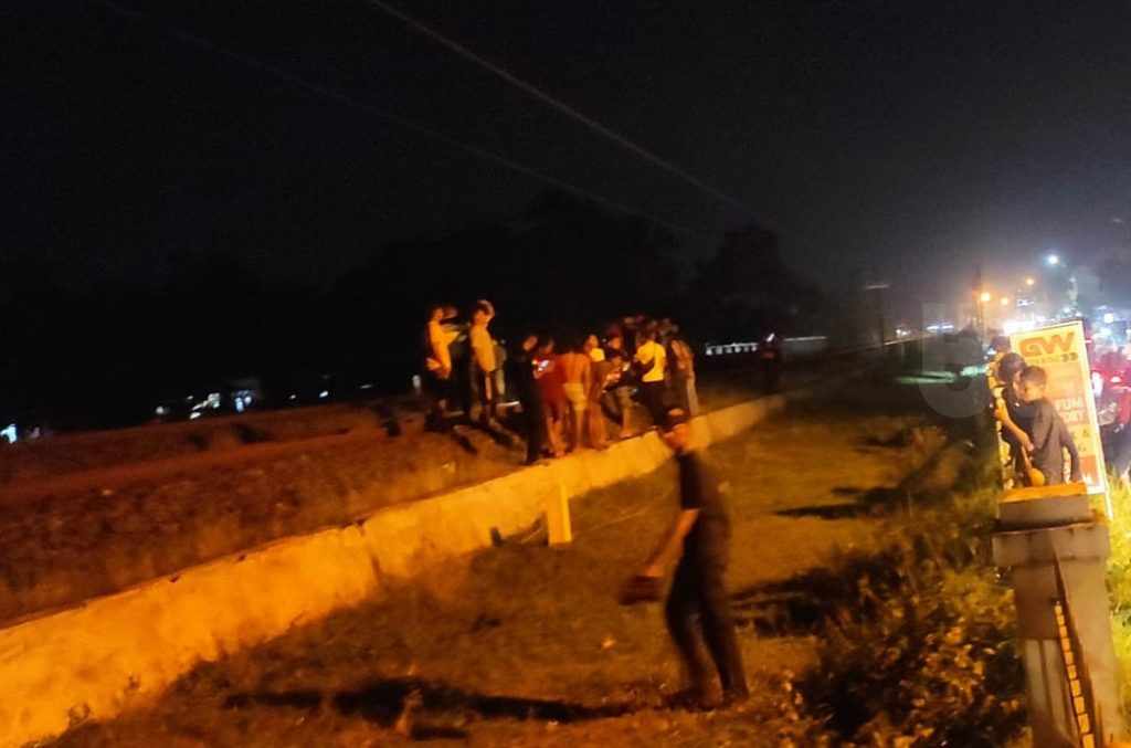 Turun dari Motor, Siti Berlari Tabrakkan Diri ke Kereta Api di Jombang
