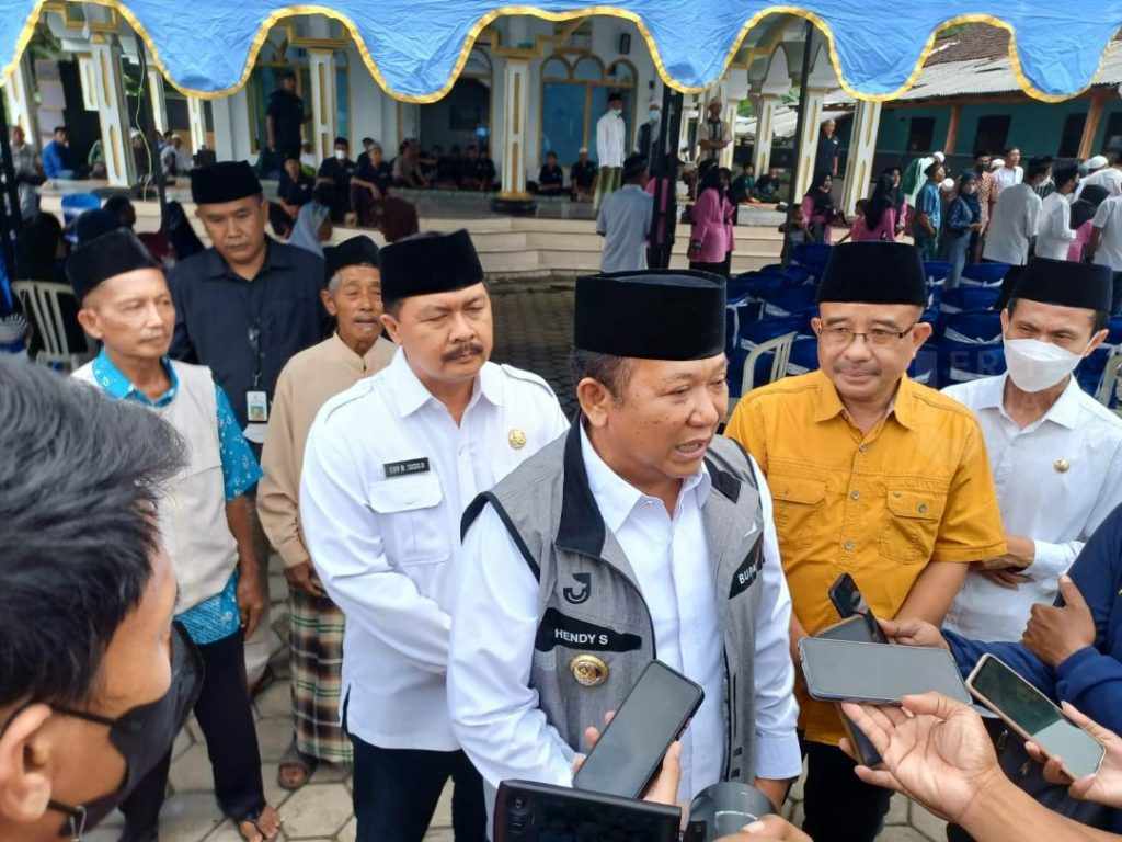 Safari Ramadan, Bupati Jember Terguncang Lewati Jalan Rusak Desa Badean