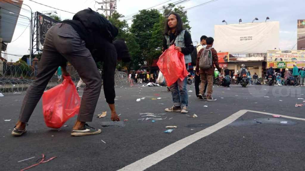 Tuntut Jokowi Copot Menteri Luhut dan Lutfi, Usai Demo Mahasiswa Jember Bersihkan Sampah